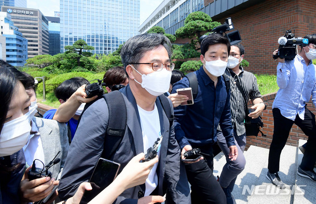 [서울=뉴시스]국회사진기자단 = 김동연 전 부총리가 20일 서울 중구 명동성당 내 무료급식소 명동밥집에서 노숙인 무료급식봉사를 하기위해 경내로 들어서고 있다. 2021.06.20. photo@newsis.com