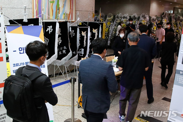 [하남=뉴시스]국회사진기자단 = 20일 경기 하남시 마루공원 장례식장에 마련된 고 김동식 119구조대장의 빈소에서 조문객들이 줄지어 서 있다. 2021.06.20. photo@newsis.com