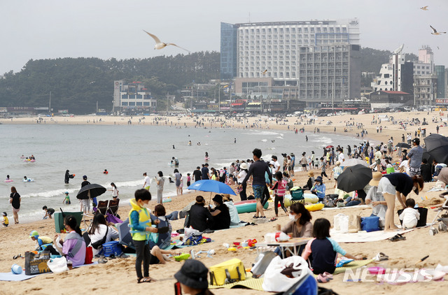 [인천=뉴시스]홍효식 기자 = 전국 대부분 지역이 무더위 날씨를 보인 20일 인천 중구 을왕리 해수욕장에 피서객들로 붐비고 있다. 2021.06.20. yesphoto@newsis.com