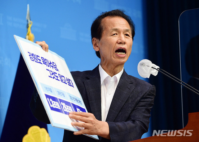 [서울=뉴시스]추상철 기자 = 최문순 강원도지사가 20일 오후 서울 여의도 국회 소통관에서 기자회견을 열고 '강원형 육아수당'의 전국 확대를 제안하고 있다. (공동취재사진) 2021.06.20. photo@newsis.com