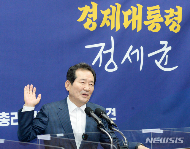 [전주=뉴시스]김얼 기자 = 정세균 전 총리가 20일 전북 전주시 전북도의회 브리핑룸을 방문해 전라북도 기자회견을 열고 질의에 답변하고 있다. 2021.06.20. pmkeul@newsis.com