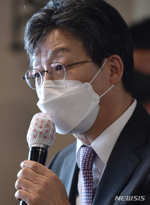 [대구=뉴시스]이무열 기자 = 국민의힘 대권 주자 유승민 전 의원이 20일 오후 대구 달서구 계명대학교 산학협력관 아담스 키친에서 열린 희망22 동행포럼 창립총회에 참석해 인사말을 하고 있다. 2021.06.20. lmy@newsis.com