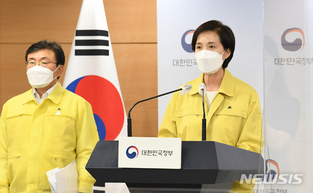 [서울=뉴시스]박주성 기자 = 유은혜 사회부총리 겸 교육부 장관이 20일 서울 종로구 정부서울청사에서 열린 코로나19 중앙재난안전대책본부 정례브리핑에서 2학기 전면 등교를 위한 이행 방안을 발표하고 있다. (공동취재사진) 2021.06.20. photo@newsis.com