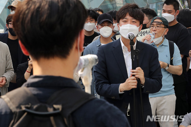 [서울=뉴시스]국회사진기자단 = 이준석 국민의힘 당 대표가 20일 오후 서울 강남구 강남역 인근에서 열린 '강남역 모여라' 행사에 참석해 참가한 청년과 토론 배틀을 하고 있다. 2021.06.20. photo@newsis.com