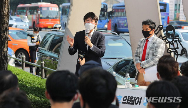 [서울=뉴시스]국회사진기자단 = 이준석 국민의힘 당 대표가 20일 오후 서울 강남구 강남역 인근에서 열린 '강남역 모여라' 행사에 참석해 인사말을 하고 있다. 2021.06.20. photo@newsis.com