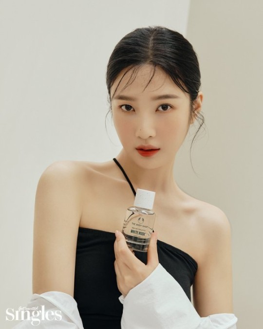 [서울=뉴시스] 조이 화보. (사진 = 싱글즈) 2021.06.21. photo@newsis.com *재판매 및 DB 금지