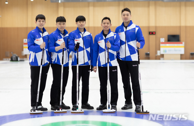 21일 오전 의정부컬링경기장에서 남자컬링 국가대표 경기도컬링연맹이 강원도 강릉에서 열리는 2021-2022시즌 국가대표 선발전을 앞두고 사진촬영을 하고 있다. 왼쪽부터 서민국, 이준형, 정영석, 박세원, 김정민 선수. 2021.06.21 