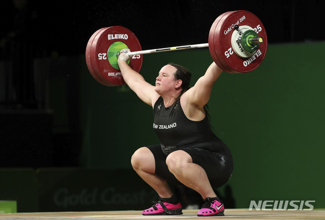 [골드코스트(호주)=AP/뉴시스] 지난 2018년 4월9일 뉴질랜드 성전환 역도선수 로럴 허버드가 호주 골드코스트에서 열린 영연방경기대회에 출전한 모습. 2021.06.21.