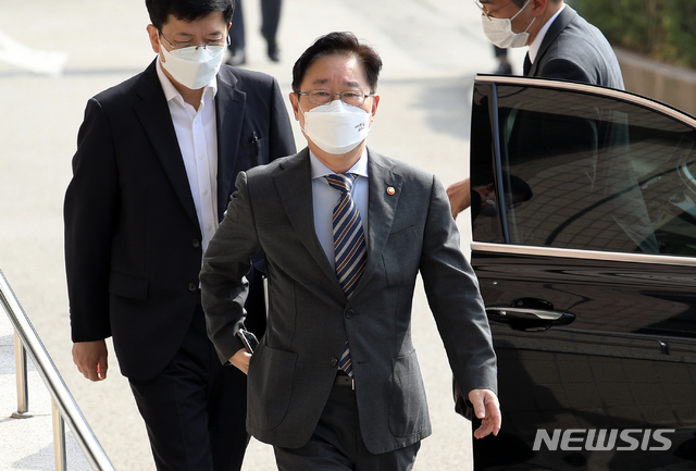 [과천=뉴시스]조성우 기자 = 박범계 법무부 장관이 21일 오전 경기도 과천시 정부과천청사 법무부로 출근하고 있다. 2021.06.21. xconfind@newsis.com