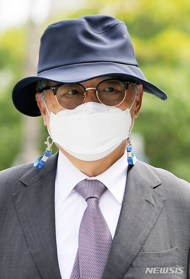 [부산=뉴시스]하경민 기자 = 직원 강제추행 등의 혐의로 기소된 오거돈 전 부산시장이 21일 오전 2차 결심공판에 출석하기 위해 부산 연제구 부산지법에서 법정으로 향하고 있다. 2021.06.21. yulnetphoto@newsis.com