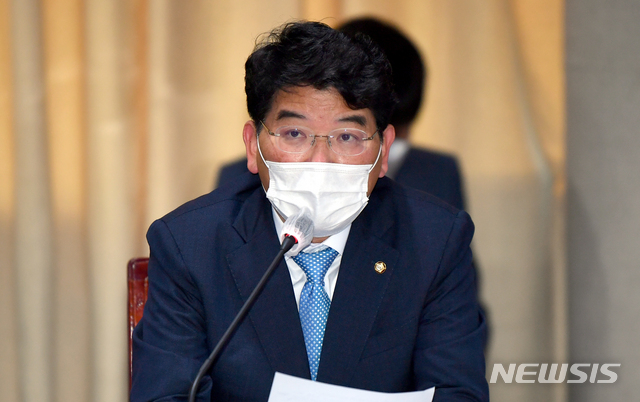 [광주=뉴시스]류형근 기자 = 21일 오전 광주 서구 광주시청 3층 중회의실에서 열린 더불어민주당·광주시 예산정책협의회에서 박완주 민주당 정책위의장이 발언을 하고 있다. 2021.06.21. hgryu77@newsis.com