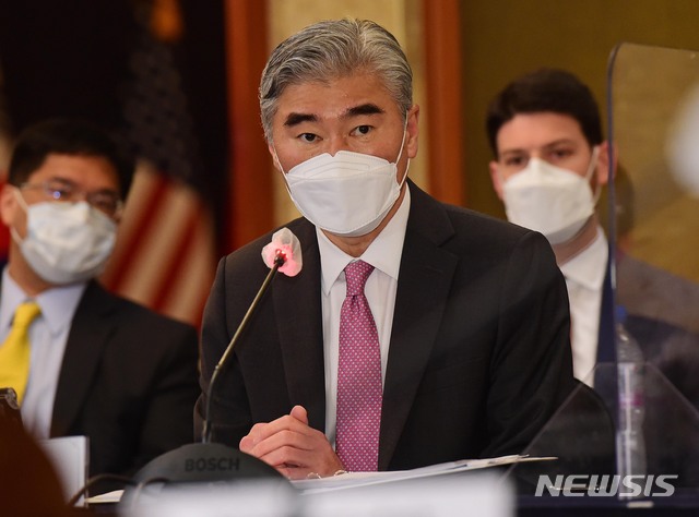 [서울=뉴시스]사진공동취재단 = 성 김 미국 국무부 대북특별대표가 21일 서울 소공동 롯데호텔에서 한국의 노규덕 외교부 한반도평화교섭본부장, 일본의 후나코시 다케히로 외무성 아시아대양주국장과 만나 한미일 북핵수석대표 협의를 하고 있다. 2021.06.21. photo@newsis.com