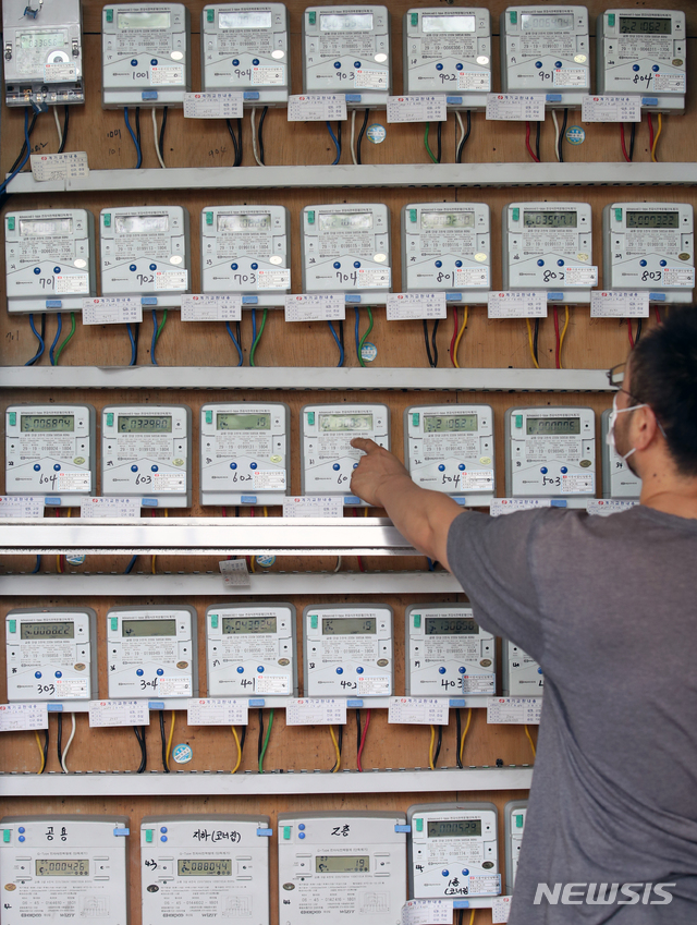 [서울=뉴시스]조성우 기자 = 서울 시내 한 건물에 설치된 전력량계 모습. 21.06.21. xconfind@newsis.com