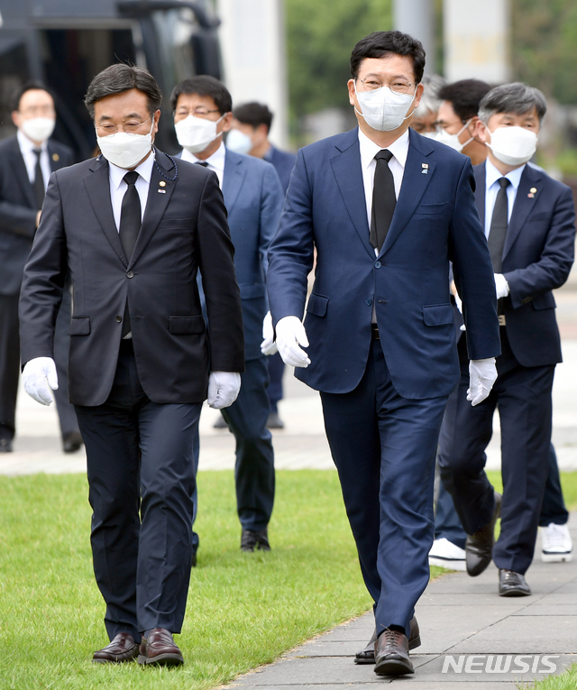 [무안=뉴시스]류형근 기자 = 더불어민주당 송영길 대표와 윤호중 원내대표가 21일 오후 전남 무안군 삼향읍 남악중앙공원 김대중광장에 설치돼 있는 김대중 전 대통령 동상 헌화를 위해 입장하고 있다. 2021.06.21. hgryu77@newsis.com