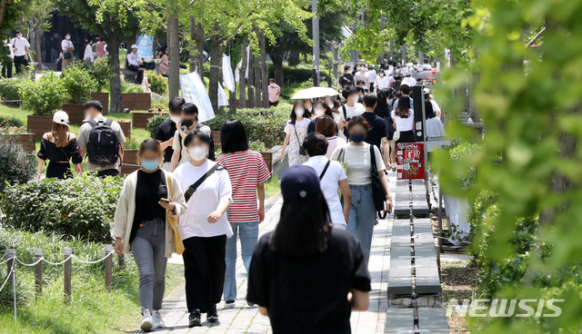 [서울=뉴시스]고범준 기자 = 오는 7월 1일부터 식당과 카페, 술집 등 영업시간이 밤 10시에서 자정까지로 연장되고 사적모임 가능 인원도 단계적으로 늘어나 7월14일까지는 6명, 그 이후는 8명까지 모일 수 있다. 지난 20일 중앙재난안전대책본부(중대본)는 사회적 거리두기 개편안을 발표했다. 사진은 21일 서울 마포구 경의선 숲길에서 시민들이 걷고 있다. 2021.06.21. bjko@newsis.com