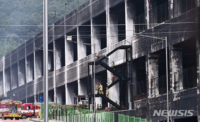 [이천=뉴시스]김종택기자 = 21일 오후 경기도 이천시 마장면 쿠팡 덕평물류센터 화재 현장에서 전문가들이 소방관과 함께 소방활동을 위한 건물 구조 안전진단을 위해 내부로 들어가고 있다. 2021.06.21. jtk@newsis.com