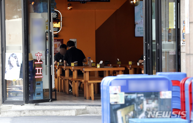 [서울=뉴시스]최진석 기자 = 21일 중앙재난안전대책본부(중대본)에 따르면 오는 7월1일부터 새로운 사회적 거리두기를 적용한다. 수도권 기준으로 현재 유행 상황과 비교하면 모임 인원이 유예 기간 동안 4명에서 6명까지 가능, 이후 2단계 기준대로 8명으로 늘어나게 되며, 유흥시설과 콜라텍, 무도장, 홀덤펍 등은 3단계까지 영업이 가능하고 4단계가 돼야 집합금지가 된다. 1단계에서는 면적당 입장 가능 인원 제한만 있고 2단계부터 자정 이후, 3단계엔 저녁 10시 이후까지 운영을 제한한다. 사진은 이날 서울 한 호프집의 모습. 2021.06.21. myjs@newis.com