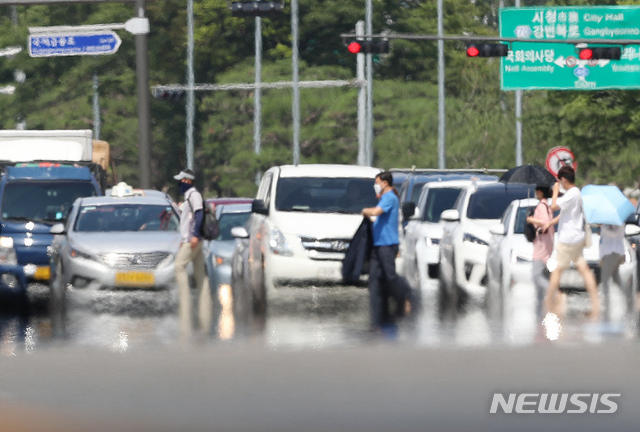 [서울=뉴시스]백동현 기자 = 절기상 낮의 길이가 가장 길다는 하지(夏至)인 지난달 21일 오후 서울 영등포구 여의대로 일대에 지열로 인해 아지랑이가 피어오르고 있다. 2021.06.21. livertrent@newsis.com