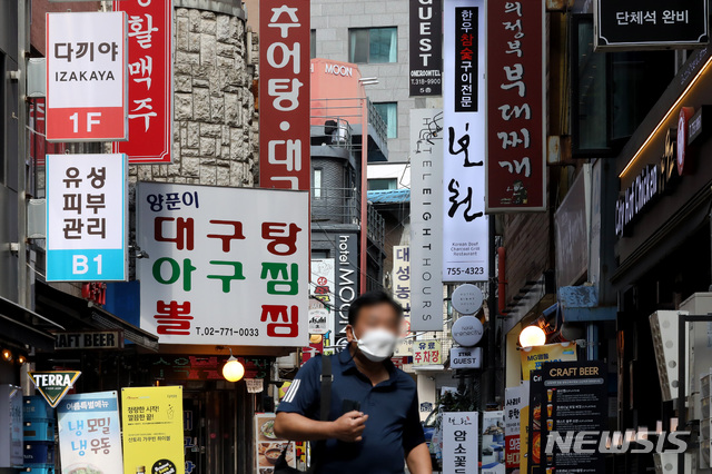 [서울=뉴시스]김병문 기자 = 사적 모임 허용 인원이 늘어나는 내용이 담긴 코로나19 사회적 거리두기 개편안이 발표되면서 자영업자들의 숨통이 트일 것으로 기대되는 가운데 21일 오후 서울 중구 북창동 먹자골목에 음식점 간판들이 보이고 있다. 2021.06.21. dadazon@newsis.com