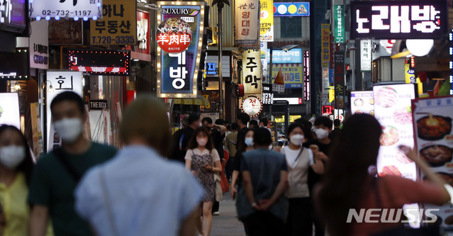 [서울=뉴시스]홍효식 기자 = 지난 21일 오후 서울 종각역 인근 유흥가에서 시민들이 발걸음을 옮기고 있다. 7월부터 적용할 새로운 사회적 거리두기는 수도권 기준 식당·카페·유흥시설은 밤 10시에서 자정까지 영업시간이 연장되고, 사적 모임 인원도 6인까지 허용, 2주간 이행기간 후 8인까지 허용된다. 2021.06.21. yesphoto@newsis.com