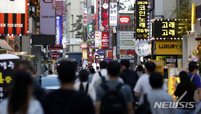 [서울=뉴시스]홍효식 기자 = 정부가 지난 20일(어제) 새로운 사회적 거리두기 개편안을 발표한 가운데 21일 오후 서울 종각역 인근 유흥가에서 시민들이 발걸음을 옮기고 있다. 7월부터 적용할 새로운 사회적 거리두기는 수도권 기준 식당·카페·유흥시설은 밤 10시에서 자정까지 영업시간이 연장되고, 사적 모임 인원도 6인까지 허용, 2주간 이행기간 후 8인까지 허용된다. 2021.06.21. yesphoto@newsis.com