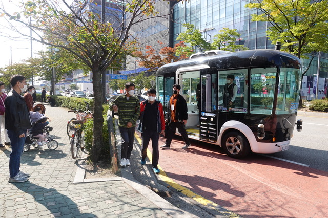 무인셔틀 승하차 모습. (사진=경기도 제공) *재판매 및 DB 금지