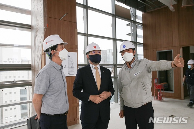 [서울=뉴시스]고려대의료원 김영훈 의무부총장(가운데)이 오는 9월 문을 열 예정인 청담 고영캠퍼스 신축현장을 둘러보며 준비상황을 점검하고 있다. (사진= 고려대의료원 제공) 2021.06.22