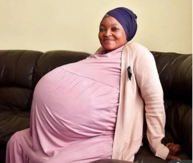 [서울=뉴시스]10쌍둥이를 낳았다는 거짓 주장으로 세계를 깜짝 놀라게 했던 남아공의 여성이 이 같은 허위 주장을 퍼트린 대가로 정신병원에 강제 입원 조치됐다고 영국 '더 선'이 21일(현지시간) 보도했다. 그러나 남아공 언론들은 그녀가 실제로 10쌍둥이를 낳았으며 의료 과실을 숨기기 위해 그녀의 출산이 덮어졌다고 계속 보도하고 있다. <사진 출처 : 더 선> 2021.6.22