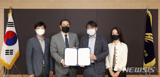 [서울=뉴시스]학교법인일송학원 산하 한림대학교동탄성심병원, 한림대학교강남성심병원, 한림대학교, 한림국제대학원대학교, 파인이노베이션(한림대학교기술지주회사 산하 기업)은 지난 18일 서울 영등포구 일송학원에서 과학기술정보통신부, 한국지능정보사회진흥원(NIA)과 ‘2021 AI 학습용 데이터 구축사업’ 협약을 맺었다고 22일 밝혔다. (사진= 한림대의료원 제공) 2021.06.22