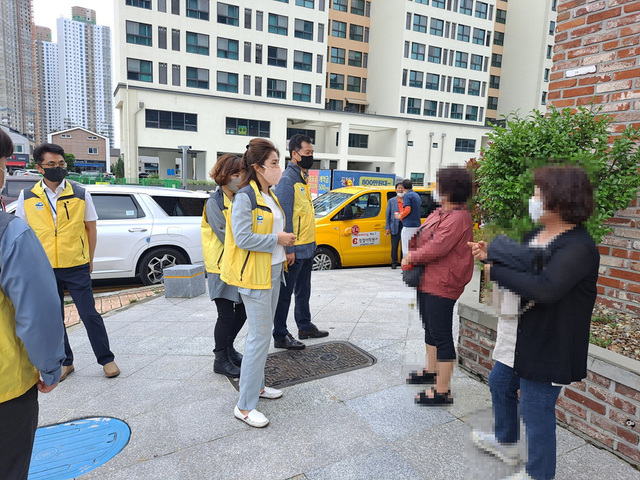 여수시 불법 중개행위 특별합동단속반이 지난 19일 웅천 지역 견본주택 주변 주택가 이면도로 등에서 현장 단속을 펼치고 있다. (사진=여수시청 제공) *재판매 및 DB 금지