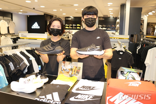 [전주=뉴시스]윤난슬 기자 = 롯데백화점 전주점은 오는 24일부터 7월 1일까지 6층 점 행사장에서 총 10억원 규모로 '제1회 Super Sports Show' 행사를 진행한다고 22일 밝혔다.(사진=롯데백화점 전주점 제공) 