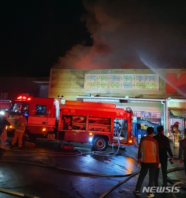 [경주=뉴시스] 이은희 기자= 22일 오후 경주시 감포읍 감포리 한 마트에서 불이 나 소방당국이 진화하고 있다. (사진=경주소방서 제공) 2021.6.22. photo@newsis.com
