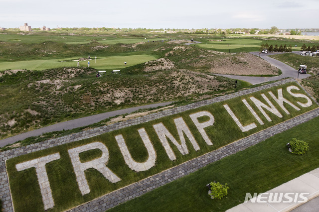 [뉴욕= AP/뉴시스] 뉴욕시 브롱크스 일대를 차지하고 있는 트럼프 골프장의 거대한 트럼프 그룹 표시. 뉴욕시는 올해 1월 트럼프지지자들의 의사당 난입사건 이후 트럼프 골프장의 영업계약을 취소했고 트럼프 그룹은 "정치적 사유"라며 철회소송을 제기했다. 