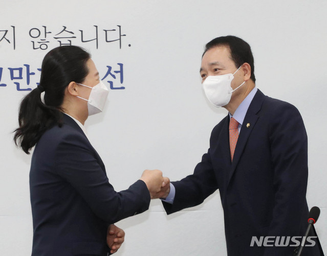 [서울=뉴시스]최동준 기자 = 국민의힘-국민의당 합당 관련 실무협상단회의가 열린 22일 서울 여의도 국회에서 국민의힘 성일종 단장, 국민의당 권은희 단장이 인사를 하고 있다. (공동취재사진) 2021.06.22. photo@newsis.com