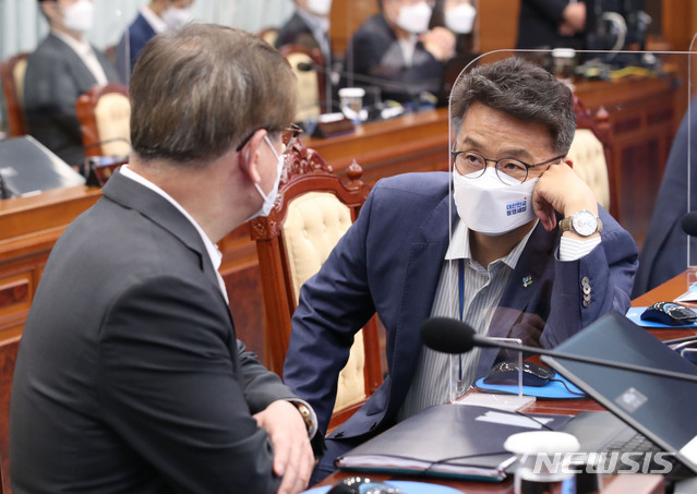 [서울=뉴시스]김진아 기자 = 서훈 국가안보실장과 이철희 정무수석이 22일 오전 청와대에서 열린 국무회의에 참석해 이야기를 나누고 있다. 2021.06.22. bluesoda@newsis.com