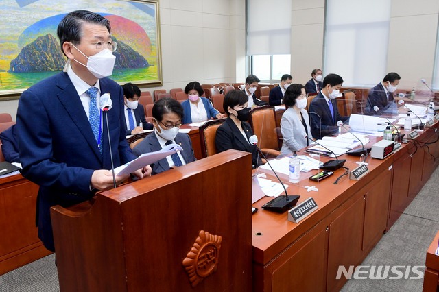 [서울=뉴시스]최동준 기자 = 은성수 금융위원장이 22일 서울 여의도 국회에서 열린 국회 정무위원회 전체회의에서 발언하고 있다. (공동취재사진) 2021.06.22. photo@newsis.com