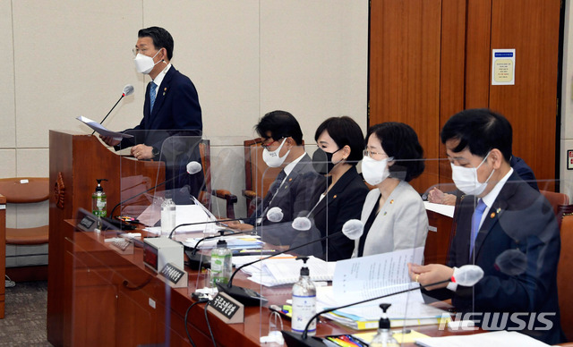 [서울=뉴시스]추상철 기자 = 은성수 금융위원장이 22일 오전 서울 여의도 국회에서 열린 정무위원회 전체회의에서 법안제안 설명을 하고 있다. (공동취재사진) 2021.06.22. photo@newsis.com