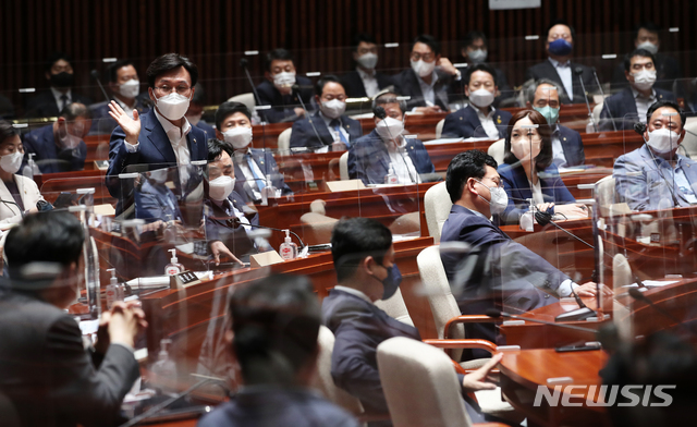 [서울=뉴시스]전신 기자 = 김민석 더불어민주당 의원이 22일 오전 서울 여의도 국회에서 열린 의원총회에서 회의 공개 여부와 관련한 의사진행 발언을 하고 있다. 2021.06.22. (공동취재사진) photo@newsis.com