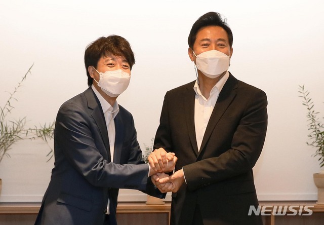 [서울=뉴시스]국회사진기자단 = 이준석 국민의힘 대표와 오세훈 서울시장이 22일 오전 서울 중구 서울시청에서 열린 현안간담회에 앞서 기념촬영을 하고 있다. 2021.06.22. photo@newsis.com