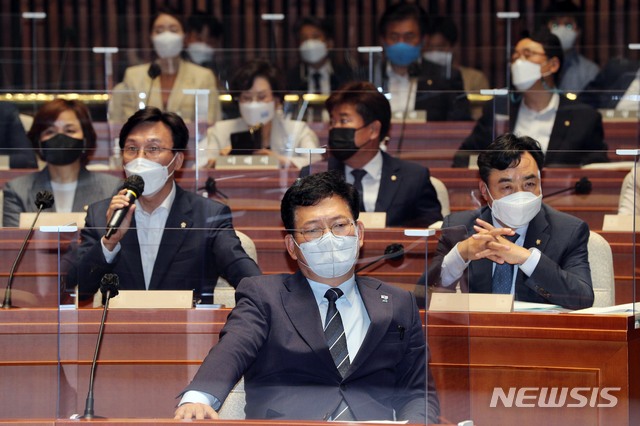 [서울=뉴시스]최동준 기자 = 송영길 더불어민주당 대표가 22일 서울 여의도 국회에서 열린 의원총회에서 설훈 의원이 “의원총회를 비공개로 하지말고 공개로 하자”는 발언과 관련한 의원들의 발언을 듣고 있다. (공동취재사진) 2021.06.22. photo@newsis.com