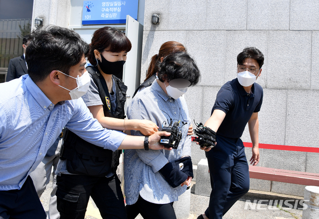 [광주=뉴시스] 신대희 기자 = 광주 동구 학동 재개발사업 정비 4구역에서 철거 중인 5층 건물의 붕괴를 일으켜 시내버스 탑승자 17명을 사상케 한 혐의(업무상 과실치사상 등)를 받는 건물 감리자 A씨가 22일 광주지법 101호 법정에서 구속 전 피의자심문(영장실질심사)를 마친 직후 취재진 질문을 받고 있다. 2021.06.22. sdhdream@newsis.com