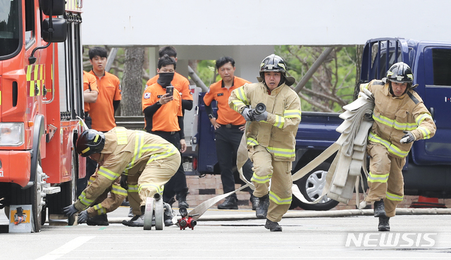 [서울=뉴시스] 소방대원들이 소방호스를 끄는 기량을 펼치고 있다. 위 사진은 기사와 관계 없음. (사진= 뉴시스 DB) photo@newsis.com