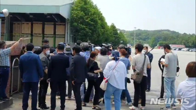 [장성=뉴시스]이창우 기자 = 22일 오전 한국지역난방공사가 전남 장성군 복합물류센터에 설치한 'SRF 임시 야적장' 방문에 나선 '나주 SRF 반대 공대위' 주민들이 입구에서 출입을 저지하자 항의하고 있다. (사진=공대위 제공) 2021.06.22. photo@newsis.com