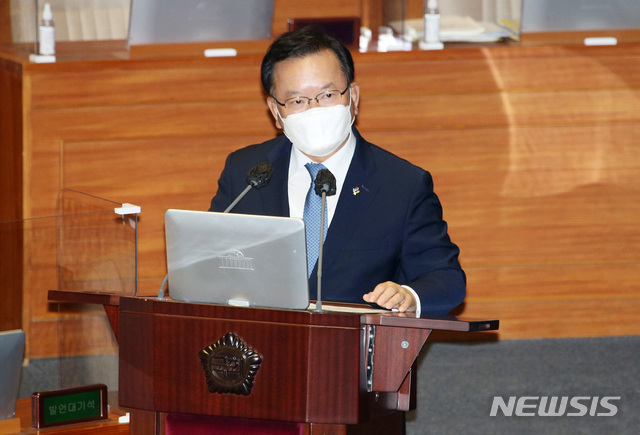 [서울=뉴시스]전신 기자 = 김부겸 국무총리가 22일 오후 서울 여의도 국회 본회의장에서 열린 본회의 정치·외교·통일·안보 분야 대정부질문에 출석해 답변하고 있다. 2021.06.22. (공동취재사진) photo@newsis.com