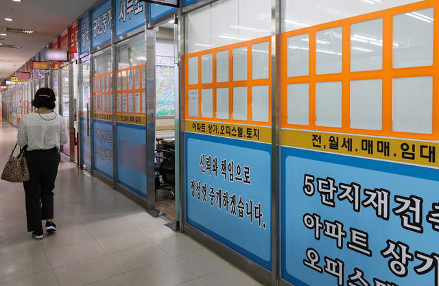 [서울=뉴시스]권창회 기자 = 22일 오후 서울 송파구 잠실새내역 인근 부동산 매물판이 비어있다. 부동산빅데이터 업체 '아실'(아파트 실거래가)에 따르면 지난 21일 기준 서울 아파트 전세 매물은 1만9734건으로 한 달 전 2만1396건에 비해 7.7% 감소했다. 2021.06.22. kch0523@newsis.com 