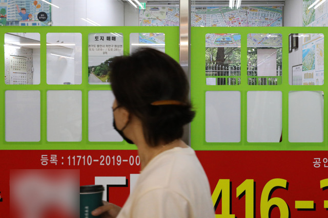 [서울=뉴시스]권창회 기자 = 22일 오후 서울 송파구 잠실새내역 인근 부동산 매물판이 비어있다. 부동산빅데이터 업체 '아실'(아파트 실거래가)에 따르면 지난 21일 기준 서울 아파트 전세 매물은 1만9734건으로 한 달 전 2만1396건에 비해 7.7% 감소했다. 2021.06.22. kch0523@newsis.com 