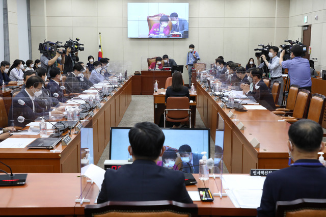 [서울=뉴시스]전신 기자 = 22일 서울 여의도 국회에서 행정안전위원회 전체회의가 열리고 있다. 2021.06.22. (공동취재사진) photo@newsis.com