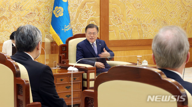 [서울=뉴시스]김진아 기자 = 문재인 대통령이 22일 오후 청와대에서 방한 중인 성 김 미국 국무부 대북정책특별대표를 접견하고 있다. 2021.06.22. bluesoda@newsis.com