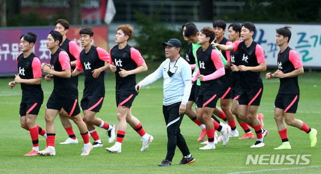 [파주=뉴시스]이영환 기자 = 22일 오후 경기 파주시 축구 국가대표 트레이닝센터(NFC)에서 열린 올림픽 축구대표팀 소집 훈련에서 김학범 감독이 선수들에게 지시를 하고 있다. 2021.06.22. 20hwan@newsis.com