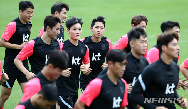 [파주=뉴시스]이영환 기자 = 22일 오후 경기 파주시 축구 국가대표 트레이닝센터(NFC)에서 열린 올림픽 축구대표팀 소집 훈련에서 이강인을 비롯한 대표팀 선수들이 달리기를 하고 있다. 2021.06.22. 20hwan@newsis.com